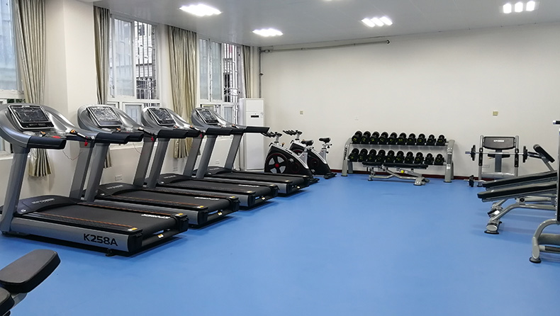 华师一附中初中部健身房